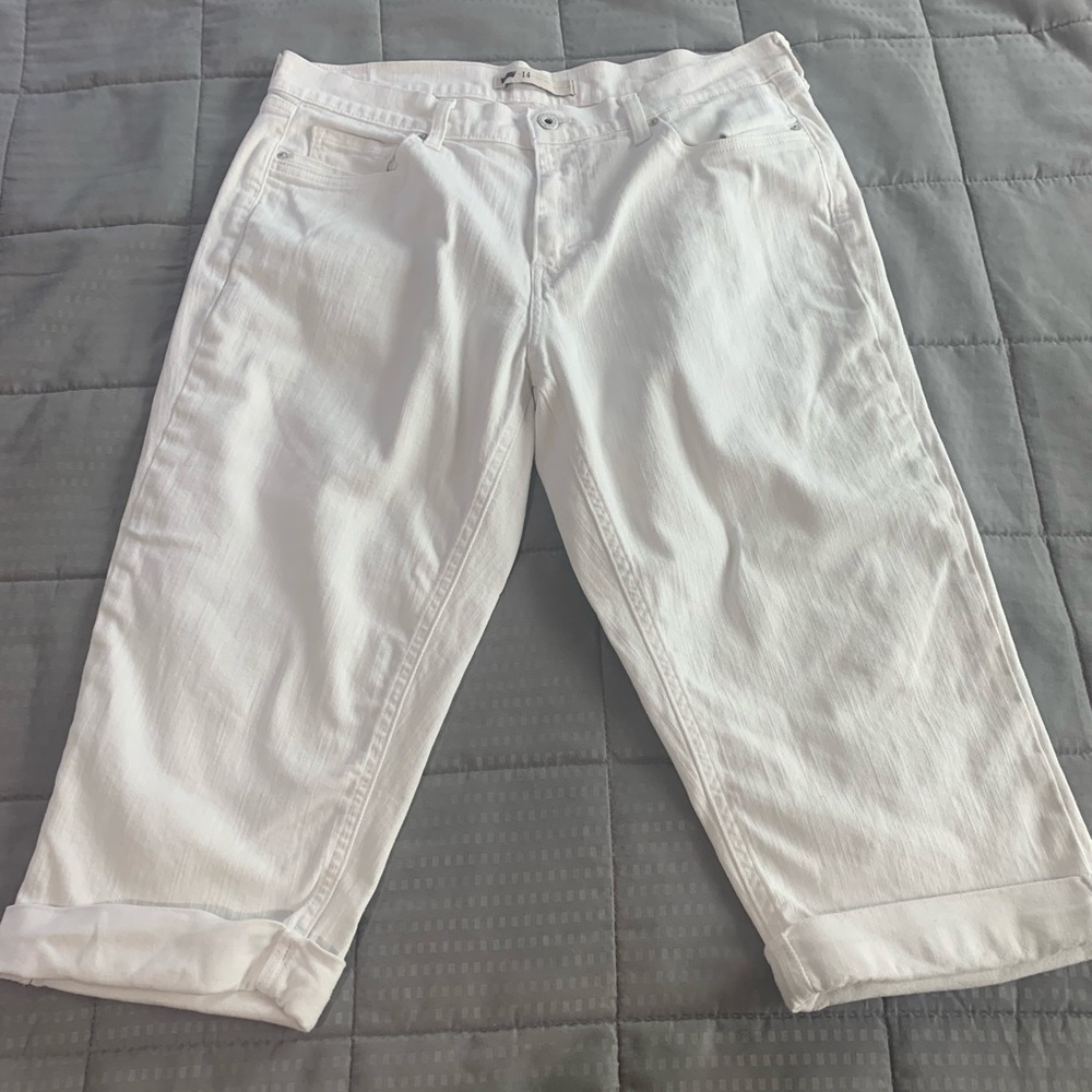 🌸 Levi’s White Jean Capris Size 14 EUC
